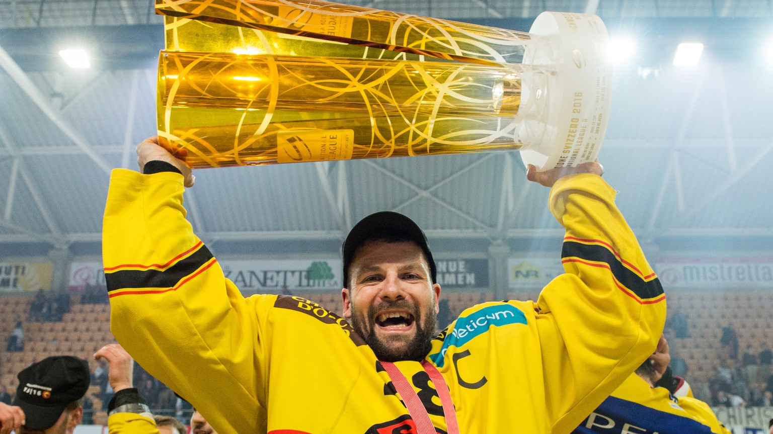 SCB Captain Martin Pluess freut sich ueber den Meistertitel seiner Mannschaft und stemmt den Pokal in die Hoehe nach dem fuenften Eishockey Playoff-Finalspiel der National League A zwischen dem HC Lug ...