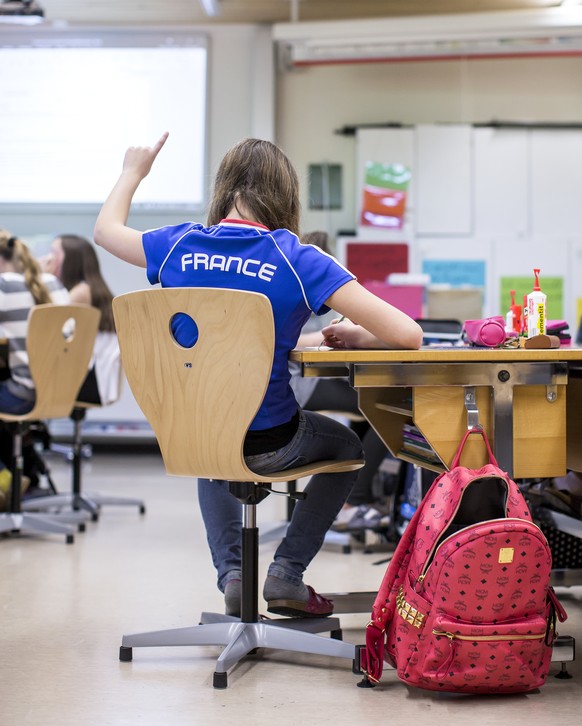 Schüler mit Frankreich-Shirt.