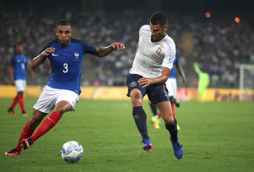 epa05519242 France&#039;s Layvin Kurzawa (L) in action during the international friendly soccer match between Italy and France at San Nicola Stadium in Bari, 01 September 2016. EPA/TONY VECE