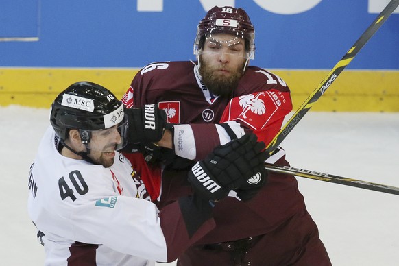 05.09.2015; Prag; Eishockey Champions Hockey League - HC Sparta Prag - Servette Genf; 
Daniel Rubin (L. Servette) gegen Adam Polasek (Pavel Lebeda/freshfocus)