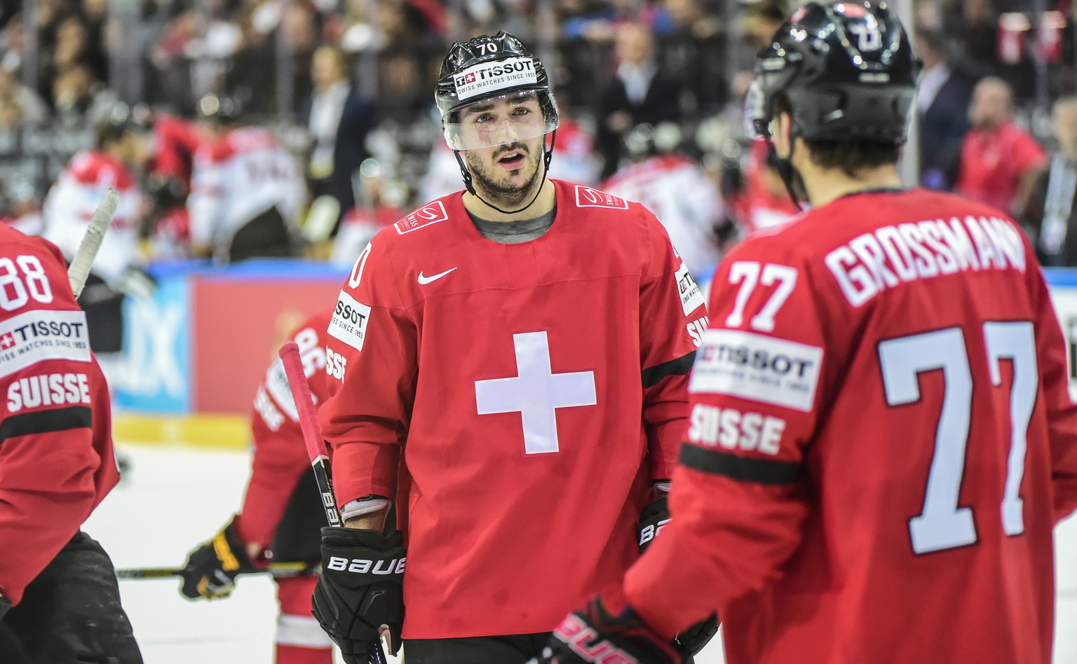 Hängende Köpfe bei der Schweizer Nati nach dem Spiel gegen Österreich.