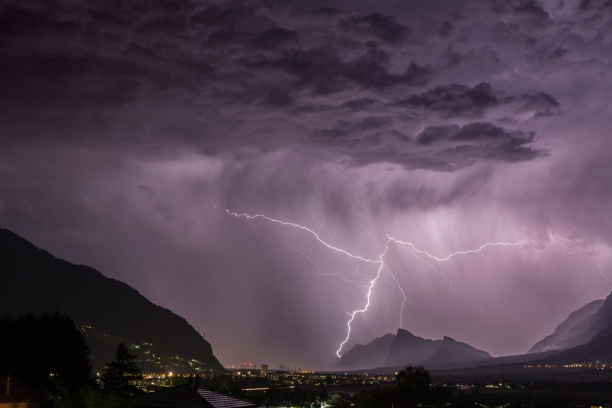 Nach einem heissen Sommertag mit ueber 30 Grad im Churer Rheintal entladen sich am spaeten Abend heftige Gewitter ueber der Herrschaft und dem Sarganserland mit Blitzeinschlaegen in den Flaescherberg, ...