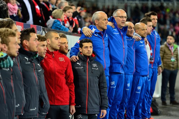 27.03.2015; Luzern; Fussball EM Quali - Schweiz - Estland; Blerim Dzemaili (Sui, mitte) vor dem Spiel (Daniela Frutiger/freshfocus)