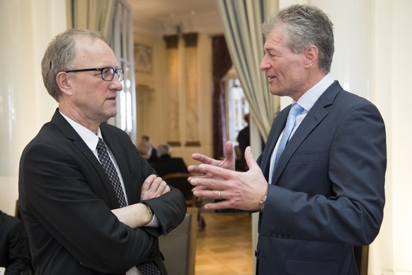 Peter Hegglin, CVP-ZG, links, diskutiert mit Heinz Karrer, Praesident Economiesuisse, rechts im buergerlichen Hauptquartier am Sonntag, 12. Februar 2017 im Hotel Bellevue in Bern. Das eidgenoessische  ...