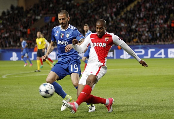 Juventus&#039; Leonardo Bonucci, left, challenges for the ball with Monaco&#039;s Djibril Sidibe during the Champions League semifinal first leg soccer match between Monaco and Juventus at the Louis I ...