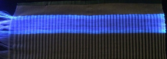 HANDOUT - Herkoemmliches Garn in das optische Fasern eingewebt sind in denen sich das Licht aus LEDs gleichmaessig verteilt, aufgenommen von der EMPA am 13. Januar 2016. Wenn Neugeborene an Gelbsucht  ...