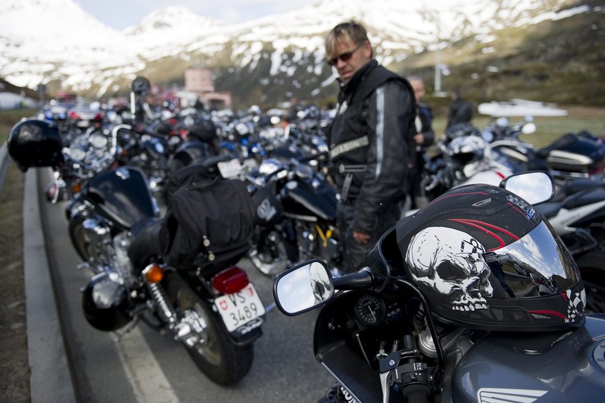 Ein Biker wartet 2011 auf dem Simplon-Pass auf die jährliche Töff-Messe inklusive Segnung.