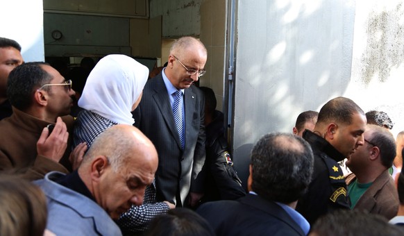 Der palästinensische Premierminister Rami Hamdallah trifft im Krankenhaus von Ramallah ein. Präsident Abbas verurteilte «den brutalen Angriff» und kündigte an,&nbsp;﻿«Massnahmen zu ergreifen»﻿.