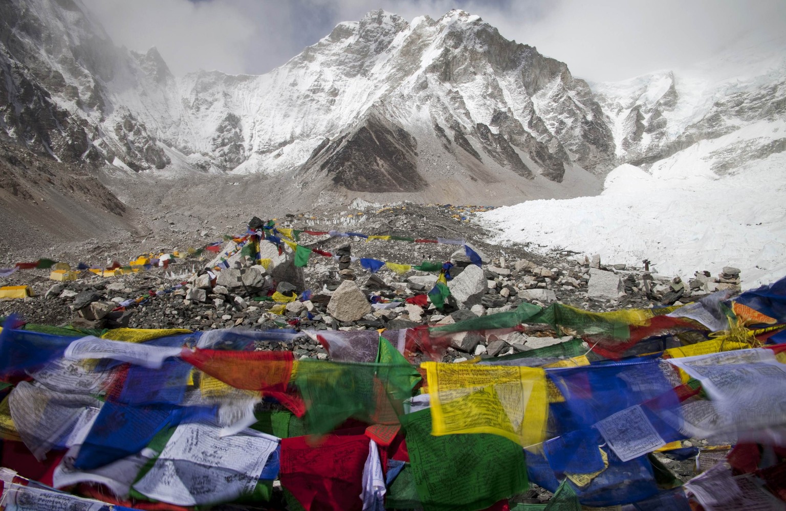 Nach einem Lawinenabgang am Mount Everest werden zwölf Sherpas vermisst (Bild: Basislager im Mai 2011).