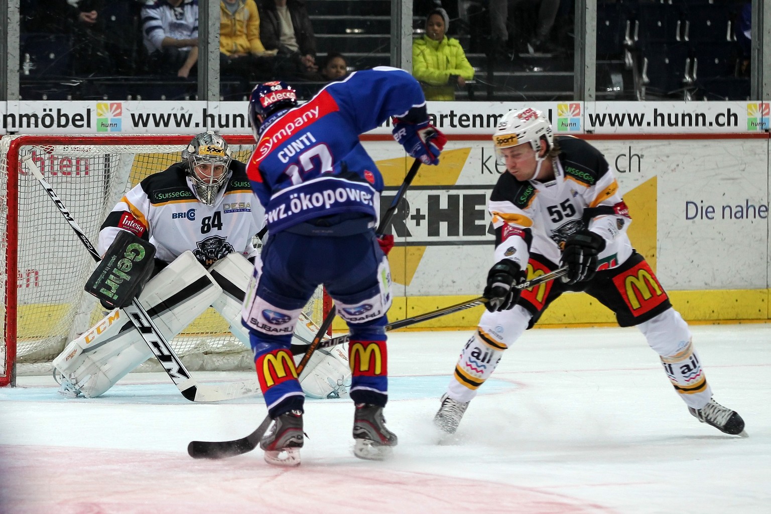 24.02.2015; Zuerich; Eishockey NLA - ZSC Lions - HC Lugano; Torhueter Daniel Manzato (L, Lugano) und Calle Andersson (R, Lugano) gegen Luca Cunti (M, ZSC) (Patrick Straub/freshfocus)