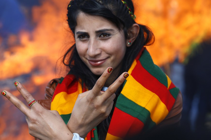 Diese Kurdin hat ihre Fingernägel mit der Flagge der militanten Kurdenmiliz PKK bemalt.