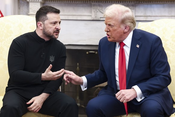 Nachrichten Linkding epa11930789 Ukrainian President Volodymyr Zelensky (L) talks with US President Donald Trump (R) in the Oval Office of the White House in Washington, DC, USA, 28 February 2025. Zelensky is in Washingto ...