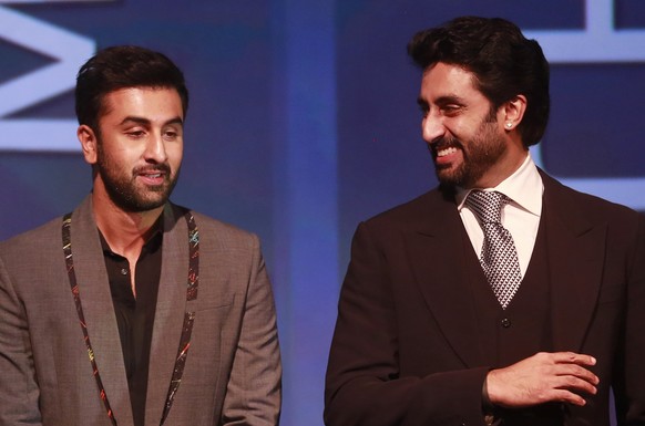 Indiens Bollywood-Stars Ranbir Kapoor (links), Mitbesitzer von Mumbai City und Abhishek Bachchan, Mitbesitzer vom Team Chennai, beim Launch-Event der Liga.