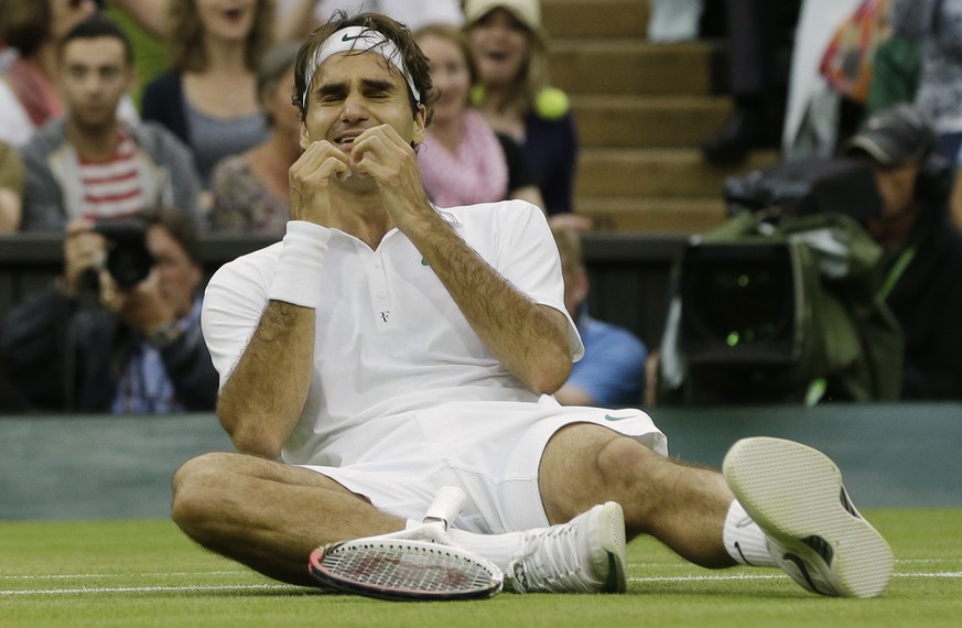 ZUM 10. JAHRESTAG DES FUENFTEN WIMBLEDON-TITELS IN FOLGE VON ROGER FEDERER AM SAMSTAG, 8. JULI 2017, STELLEN WIR IHNEN FOLGENDES BILDMATERIAL ZUR VERFUEGUNG - Roger Federer of Switzerland reacts as he ...