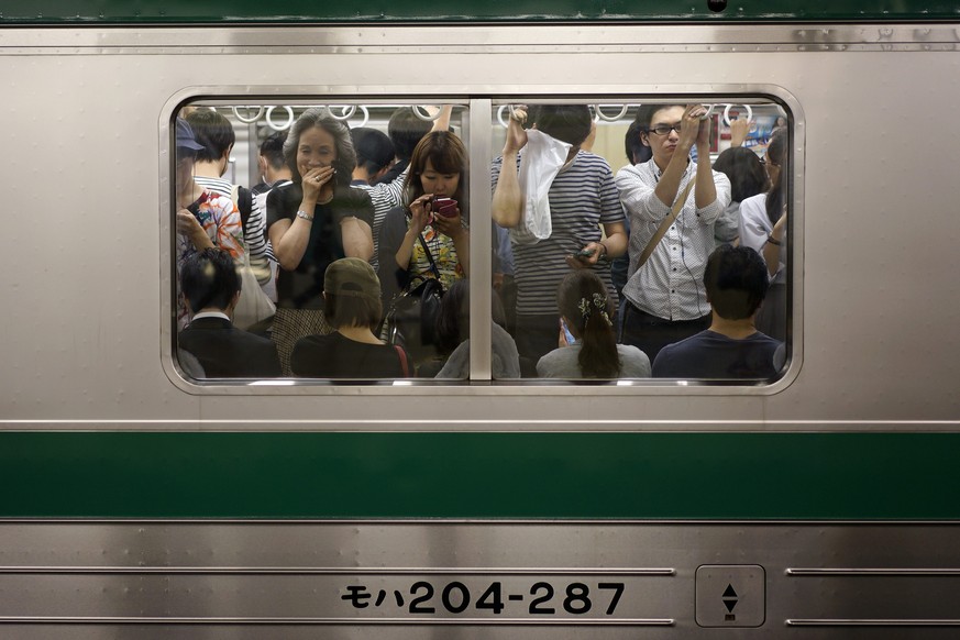 Zur Rushhour sind die U-Bahn-Wagen in Japan übervoll. Für einige Männer scheint dies eine Einladung zu sein, Frauen zu betatschen.&nbsp;