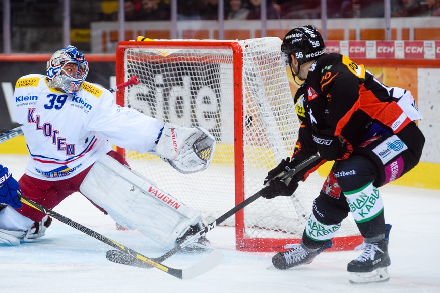 Berns Maxim Noreau, rechts, trifft zum 5:0 gegen Klotens Goalie Luca Boltshauser, links, im Eishockey Meisterschaftsspiel der National League zwischen dem SC Bern und den EHC Kloten, am Freitag, 6. Ok ...