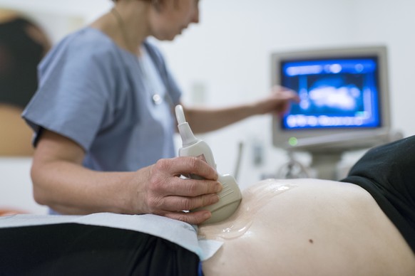 Im Mutterleib dürfen Embryonen getestet werden, nicht aber im Reagenzglas.