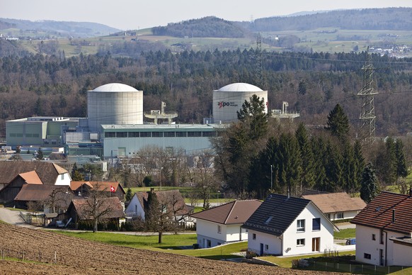 ZUM 50. JAHRESTAG DES BAUBEGINNS DES AKW BEZNAU AM SONNTAG, 6. SEPTEMBER 2015 STELLEN WIR IHNEN FOLGENDES BILDMATERIAL ZUR VERFUEGUNG - Das Kernkraftwerk Beznau I und II mit den beiden Reaktorbloecken ...