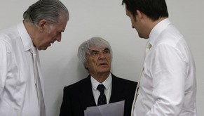 Bernie Ecclestone berät sich am Landgericht München mit seinen Verteidigern.
