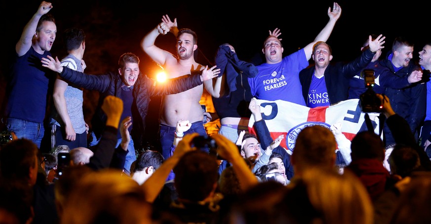 Jubelnde Leicester-Fans vor dem Haus von Jamie Vardy.