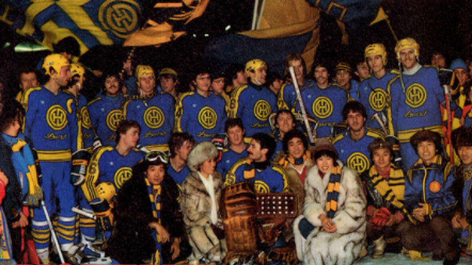 Das LP-Cover: Die HCD-Mannschaft mit der Band Koreana.