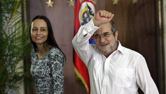 epa05513546 Leader of FARC guerrilla Rodrigo Londono Echeverri, alias &#039;Timochenko&#039; (R), gestures next to Dutch rebel Tanja Nijmeijer (L) in Havana, Cuba, 28 August 2016. &#039;Timochenko&#03 ...