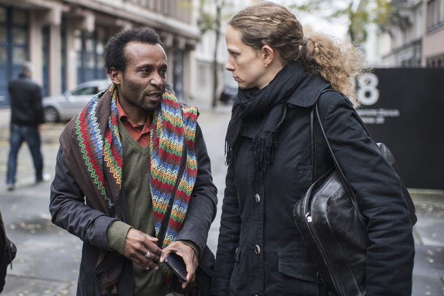 Mohamed Wa Baile spricht mit seiner Anwaeltin vor dem Bezirksgericht in Zuerich, am Montag, 7. November 2016, in Zuerich. Wa Baile wiedersetzte sich einer Personenkontrolle am Hauptbahnhof Zuerich, we ...