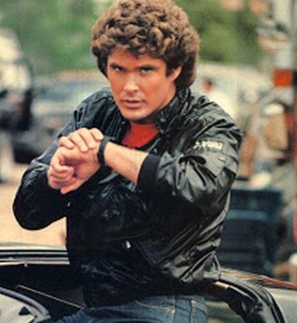 Michael Knight kommuniziert über seine Uhr mit dem sprechenden, selbstfahrenden Auto&nbsp;K.I.T.T.