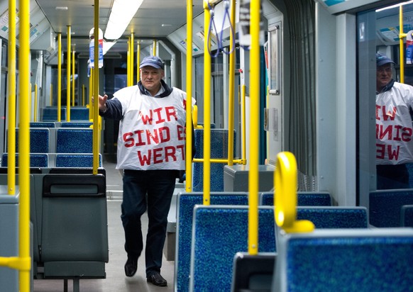 Achtung, festhalten! Bremst der Busfahrer abrupt, droht Gefahr.