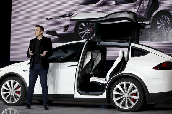 Elon Musk vor dem Tesla Modell X.