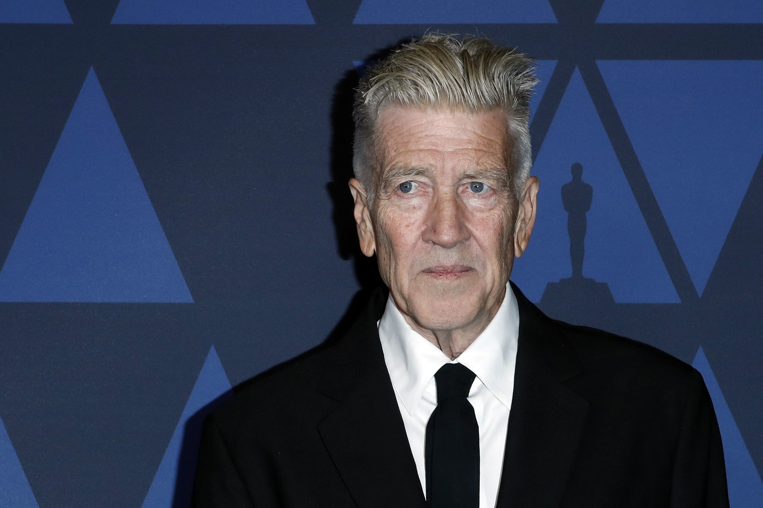 Nachrichten Linkding epa11828934 (FILE) - US director David Lynch poses on the red carpet prior the 11th Annual Governors Awards at the Dolby Theater in Hollywood, California, USA, 27 October 2019 (re-issued 16 January 20 ...
