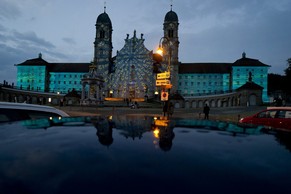 Das Kloster Einsiedeln wurde 2012 vom Künstler Gerry Hofstetter anlässlich des Flüchtlingstages illuminiert.&nbsp;