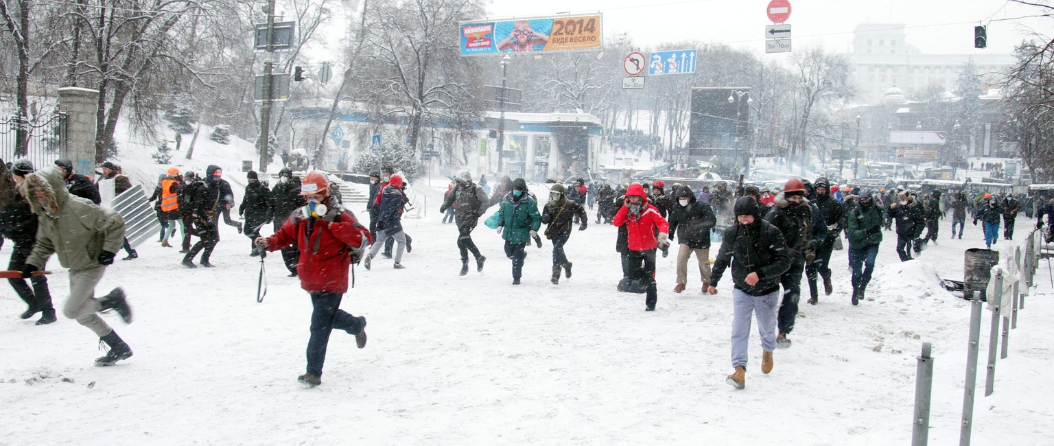 Demonstranten in Kiew auf der Flucht vor der Polizei.