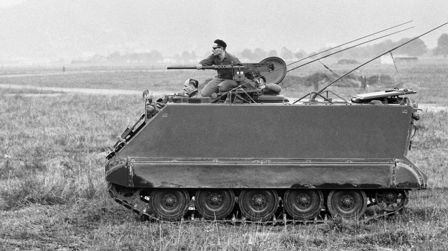 Bundesrat Paul Chaudet (1904-1977), links, Vorsteher des Militaerdepartements faehrt in einem Panzer der Schweizer Armee, aufgenommen am 13. Oktober 1959. (KEYSTONE/Str)