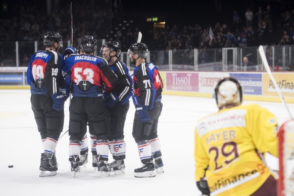 Die Zuercher jubeln nach ihrem 1:0 Tor beim Eishockeyspiel der Nationalleague A ZSC Lions gegen den Geneve-Servette HC im Hallenstadion in Zuerich, aufgenommen am Sonntag, 16. Oktober 2016. (KEYSTONE/ ...