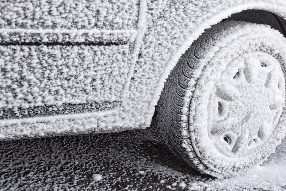 Snow and ice structures cover a car on Gotthard Mountain Pass in Central Switzerland, pictured on October 15, 2009. (KEYSTONE/Martin Ruetschi)

Schnee- und Eisstrukturen ueberziehen am 15. Oktober 200 ...