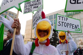 Demonstration gegen TTIP im Rahmen einer Wahlkampfveranstaltung der SPD.