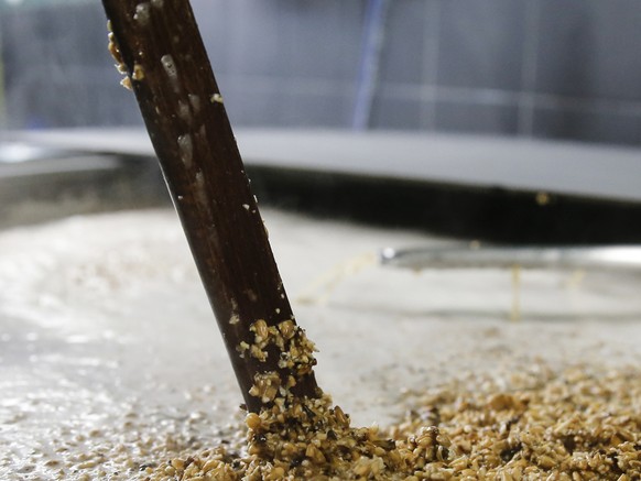 ZUR KLEINBIERBRAUEREI &quot;GARAGE&quot; STELLEN WIR IHNEN HEUTE, DONNERSTAG, 22. OKTOBER 2015, FOLGENDES NEUES BILDMATERIAL ZUR VERFUEGUNG --- The brewer Christophe Haeni stirs the mash pan with a wo ...