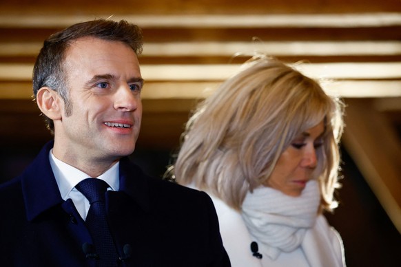 Nachrichten Linkding epa11747335 French President Emmanuel Macron (L) and his wife Brigitte Macron during a visit of Notre-Dame de Paris cathedral in Paris, France, 29 November 2024. French President Macron is visiting th ...