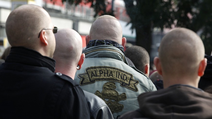 Rechtsextremisten demonstieren am Samstag, 10. Oktober 2009, am Alexander Platz in Berlin. Nach dem Brandanschlag auf den Neonazi-Szenetreff &quot;Zum Henker&quot; in Niederschoeneweide demonstrierten ...