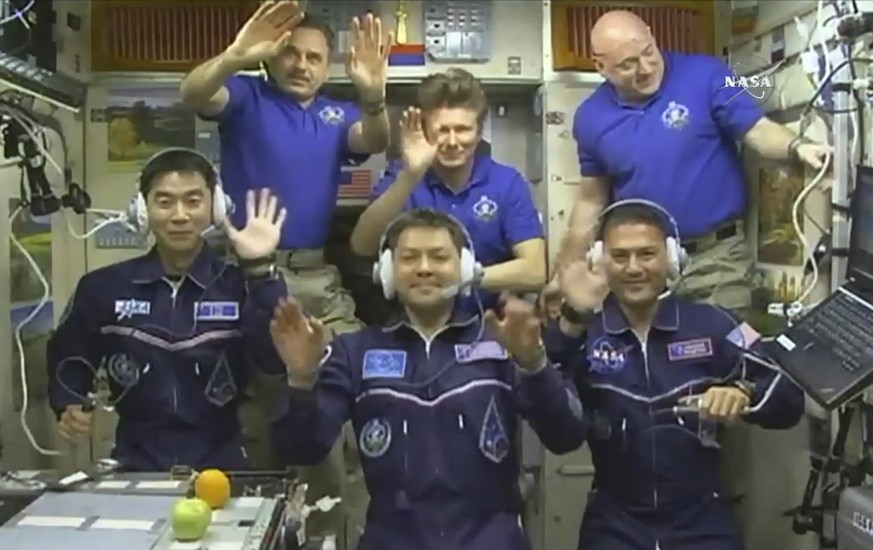 Die neu Angekommenen (vorne von links) Kimiya Yui (Japan), Oleg Kononenko (Russland), und Kjell Lindgren (USA) verstärken die Astronauten (hinten von links) Mikhail Kornienko und Gennady Padalka (Russ ...
