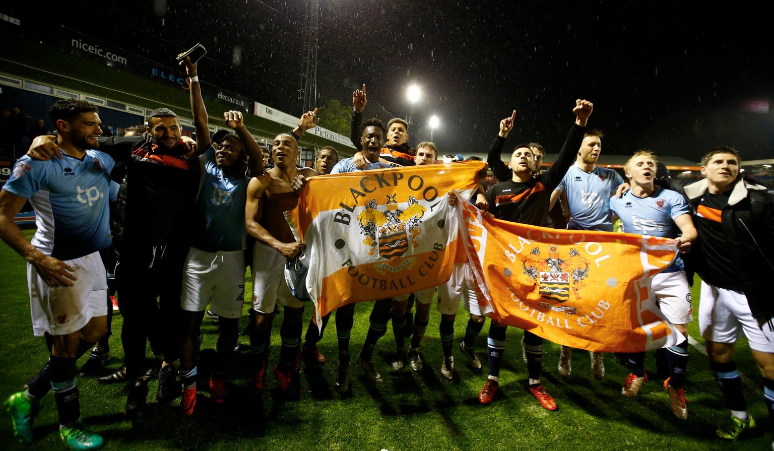 Blackpool feiert den Einzug in den Playoff-Final der League Two.