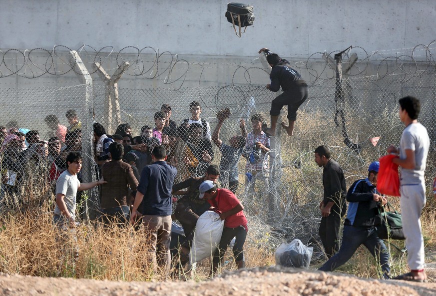 Niemand will sie – einen Ort, wo sie hinkönnen, haben sie aber auch nicht – Flüchtlinge an der türkischen Grenze.
