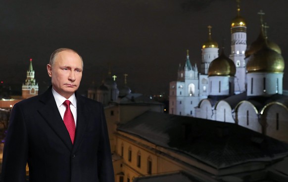 epa05693409 Russian President Vladimir Putin makes his New Year Address to the Nation ahead of 2017 in the Kremlin, Moscow, Russia, 31 December 2016. MANDATORY CREDIT/SPUTNIK/