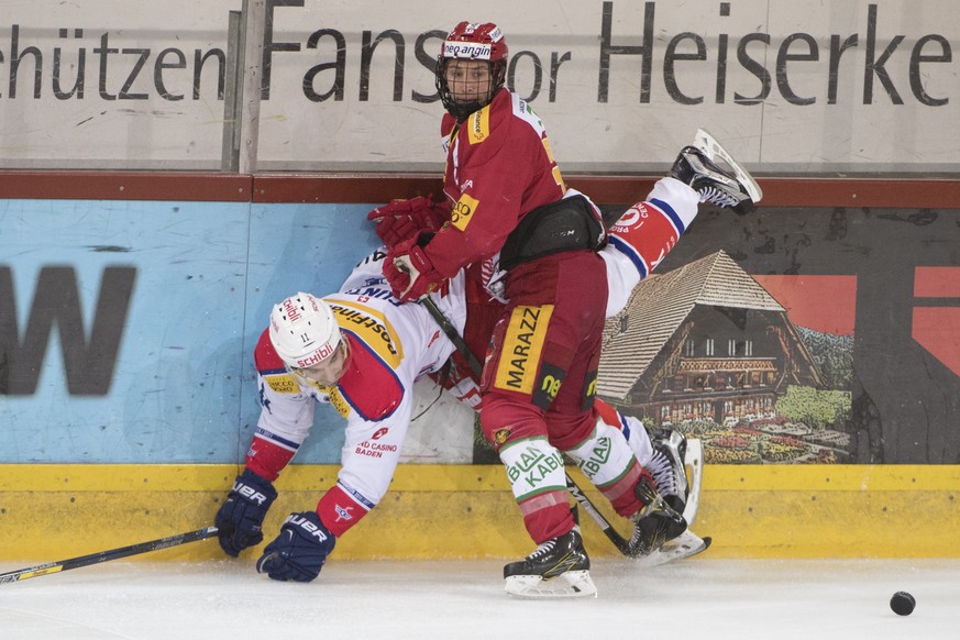 Tigers Pascal Berger, rechts, kaempft um den Puck, gegen Klotens Luca Cunti, links, waehrend der Platzierungsrunde der National League A, zwischen den SCL Tigers und dem EHC Kloten, am Dienstag 7. Mae ...