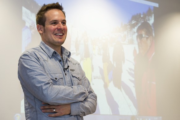 Schweizer Skirennfahrer Daniel Albrecht spricht an der Medienkonferenz zu seinem Ruecktritt am Sonntag, 6. Oktober 2013 in Zuerich. (KEYSTONE/Ennio Leanza) ..Swiss ski racer Daniel Albrecht talks at a ...