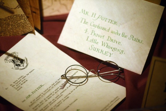 epa04426214 A close-up view of Harry Potter&#039;s glasses pictured during the media preview of the exhibition &#039;Harry Potter&#039; in the Adventure Museum Odysseum in Colohne, Germany, 01 October ...