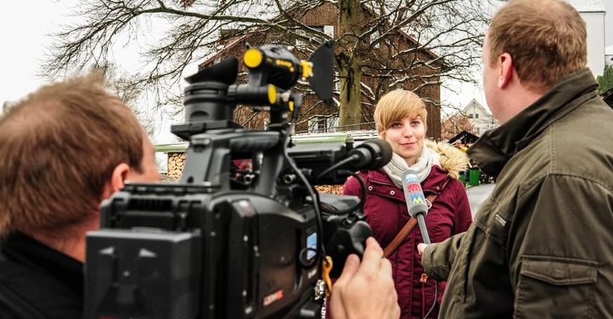 Sie stahl dem Gemeindeammann am Wochenende die Show: Johanna Gündel bei einem TV-Interview am Weihnachtsmarkt vom Samstag in Oberwil-Lieli.