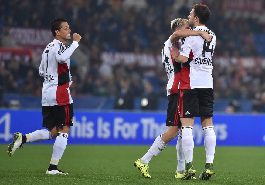 Mehmedi bejubelt mit Chicharito und Kampl seinen Anschlusstreffer – zu Punkten reicht's jedoch nicht.