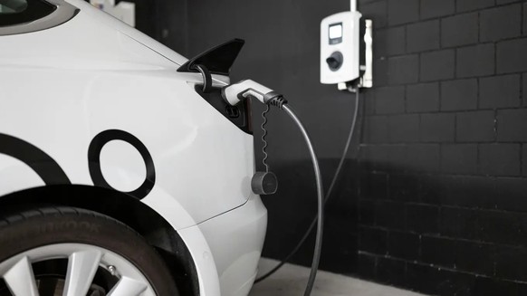 Ob das Elektroauto in der Garage geladen werden kann, hängt in der Schweiz vom Willen der Vermieter ab.